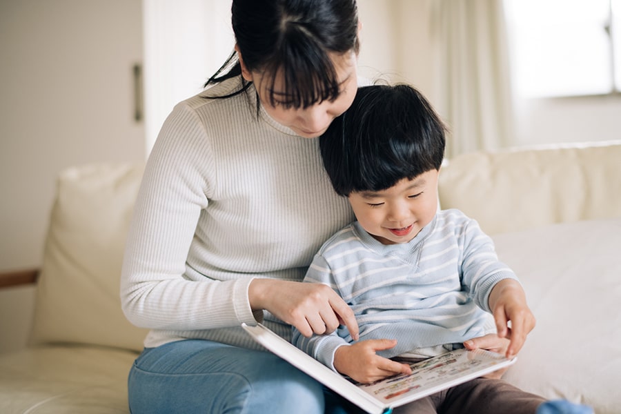 読み聞かせする親と子供