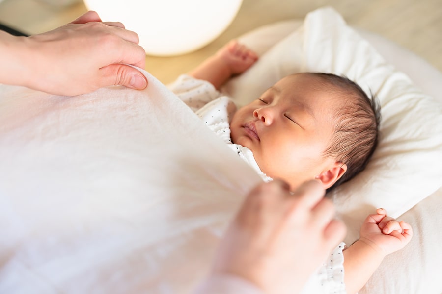眠る赤ちゃん