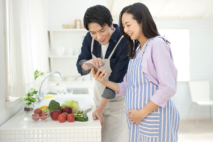 一緒に料理する夫婦